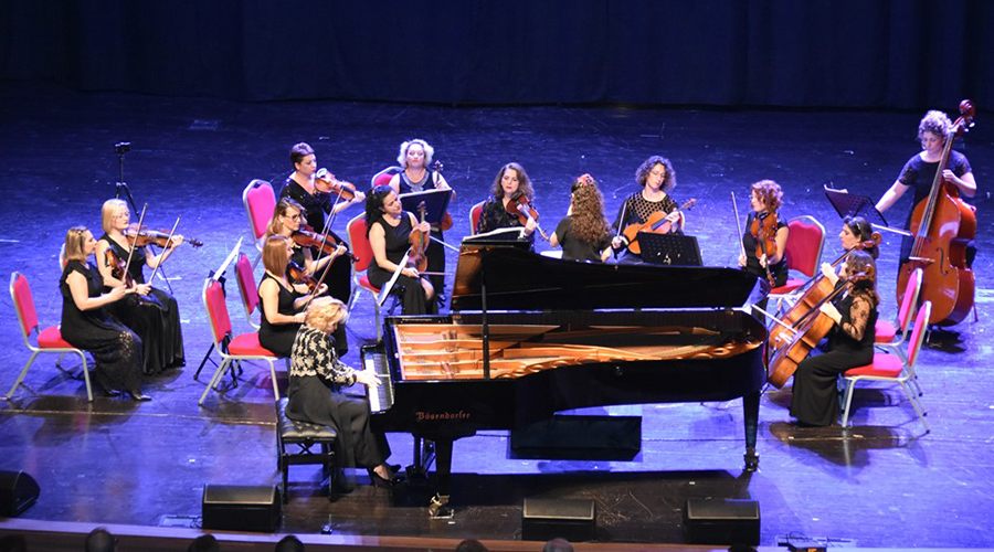 Gülsin Onay piyano günleri muhteşem konserle başladı