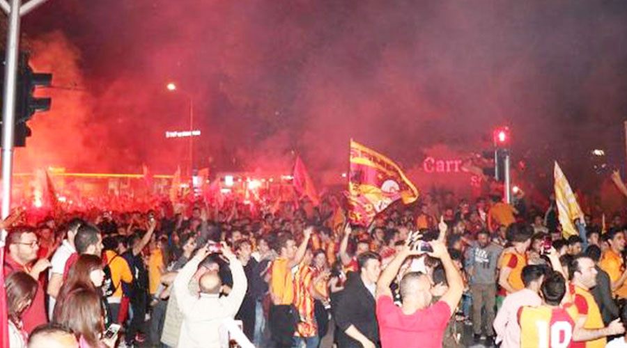 Galatasaray taraftarları şampiyonluğu kutladı