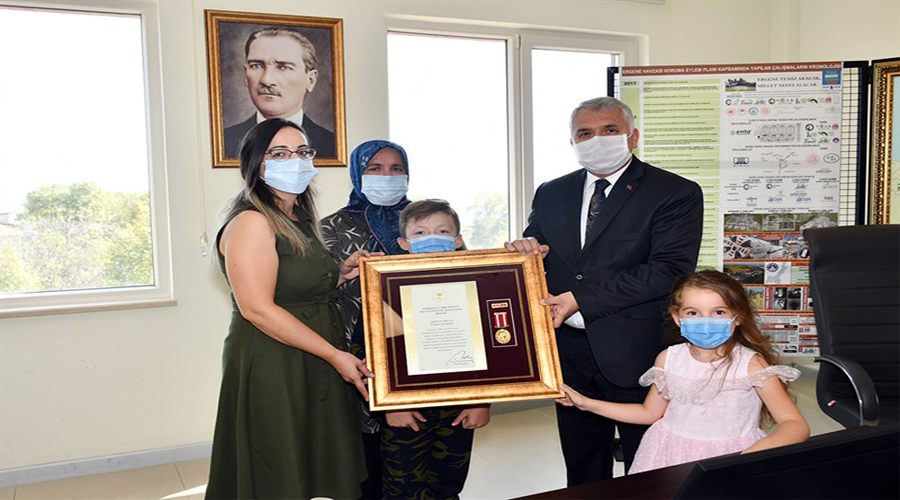 Şehit ailesine ve gazilere devlet övünç madalyası verildi