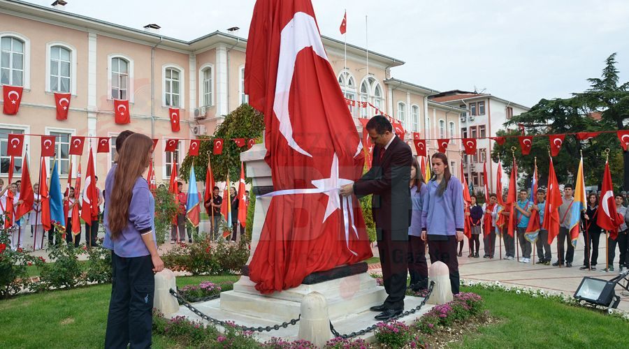 Atatürk Heykeli törenle açıldı 