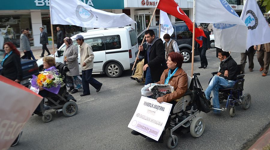 Engelliler Günü’nü yürüyüşle kutladılar 