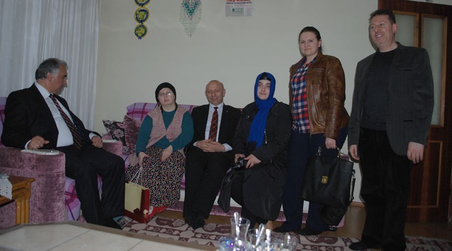 AK Partililer, engellileri evlerinde ziyaret etti  