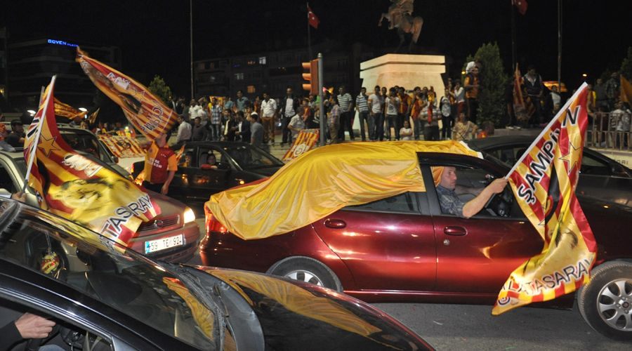 Galatasaray taraftarları şampiyonluğu kutladı 