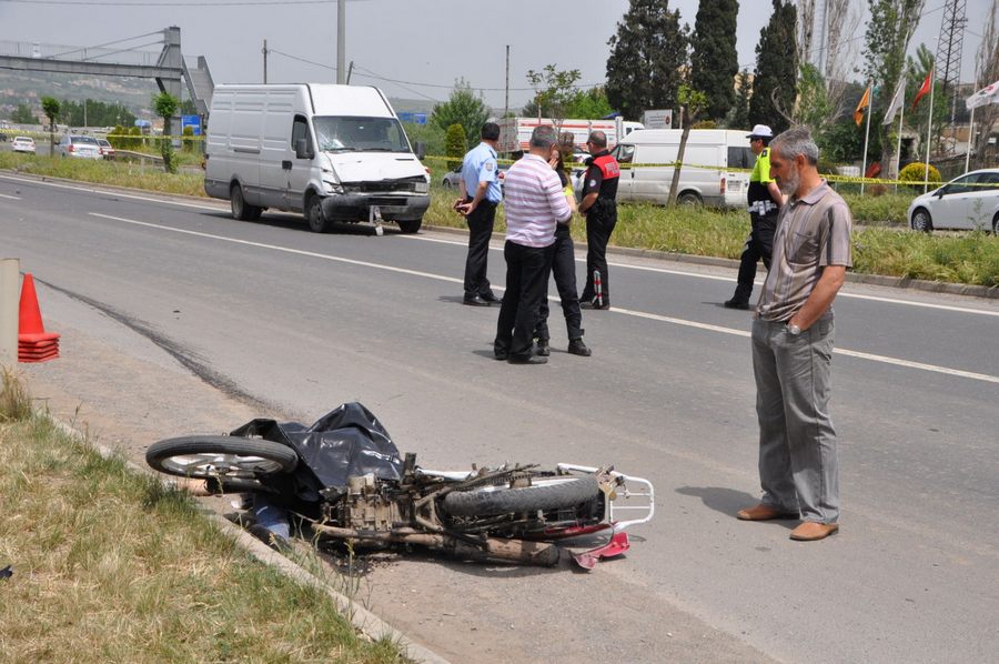 Minibüsün çarptığı motosiklet sürücüsü hayatını kaybetti