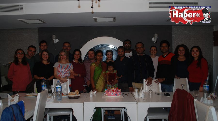 Hindistanlı aileye doğum günü sürprizi