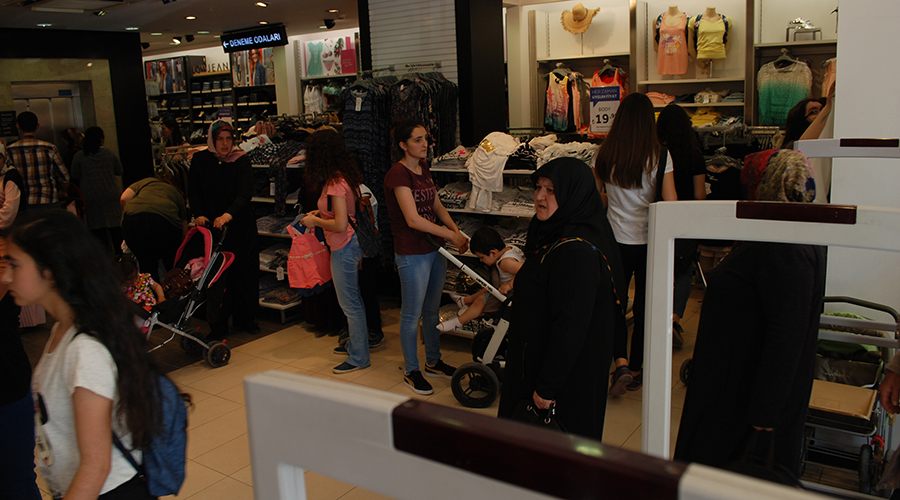 Vatandaşlarda alışveriş telaşı başladı