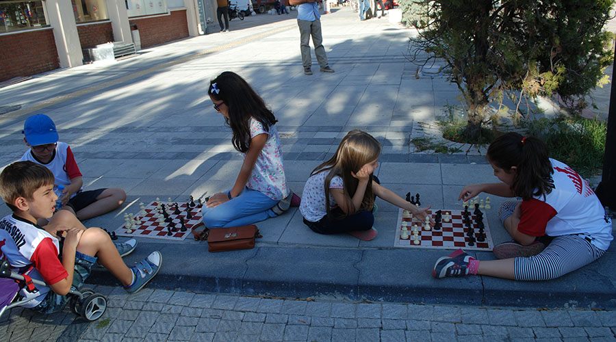 Sokakta Satranç oynadılar