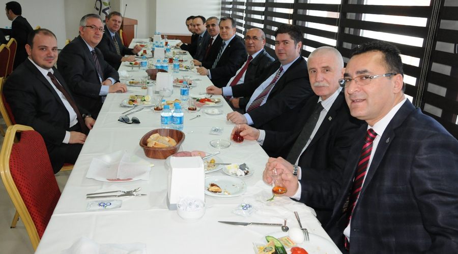 Meclis üyeleriyle kahvaltıda bir araya geldi