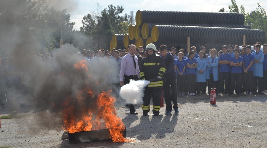 Öğrencilere uygulamalı yangın eğitimi