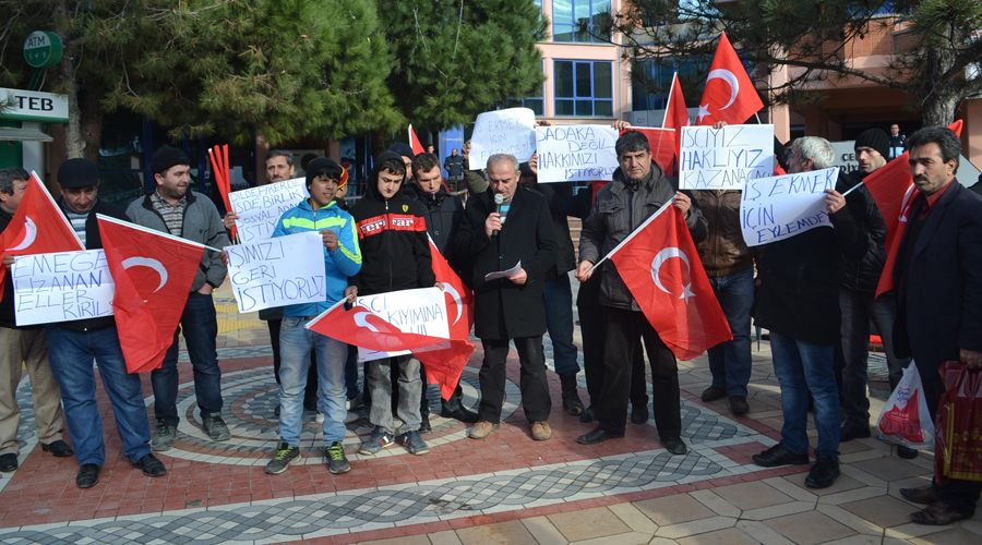 Taşeron işçiler belediye önünde eylem yaptı