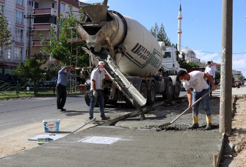 İki sokakta demirli beton yol yapımı tamamlandı