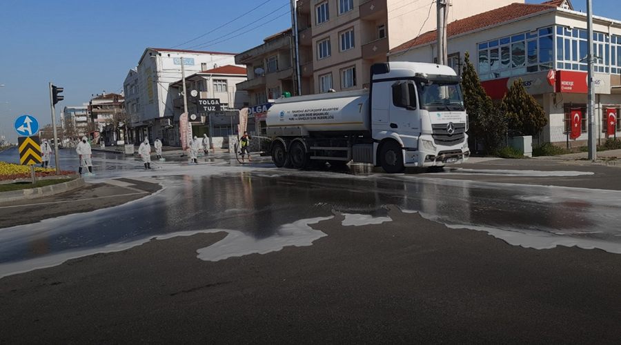 Sokağa çıkma yasağıyla boş kalan Edirne Caddesi temizlendi