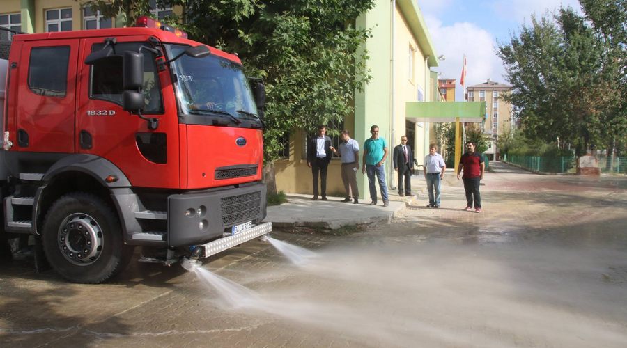 Çerkezköy Belediyesi okul bahçelerini yıkadı