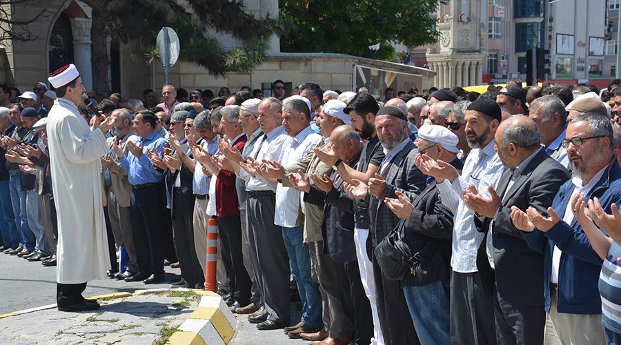 Şehit Filistinliler için gıyabi cenaze namazı