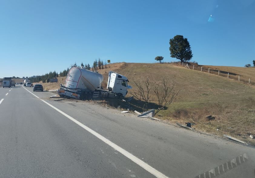 Lastiği patlayan beton mikseri yoldan çıktı