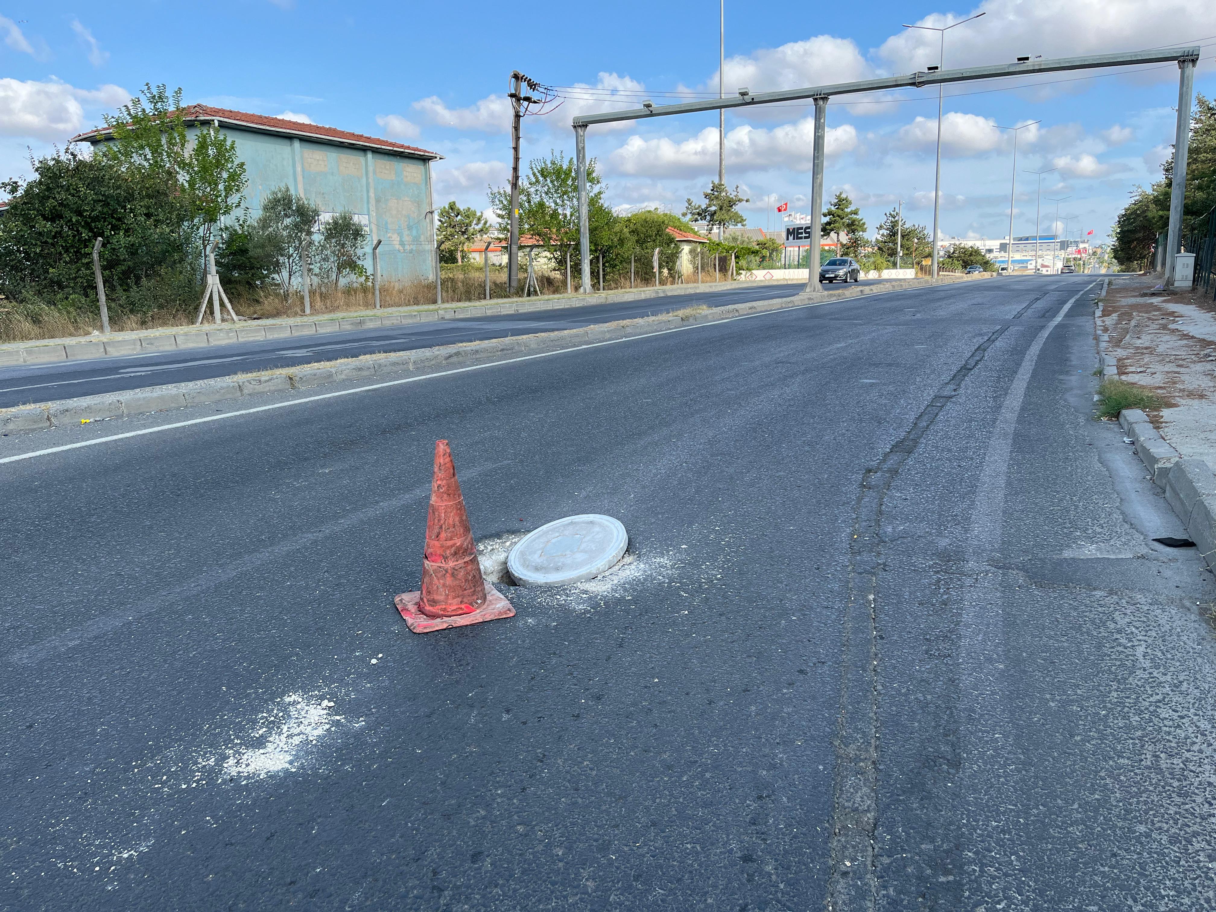 Çerkezköy OSB girişindeki çöken rögar kapağı tehlike saçıyor