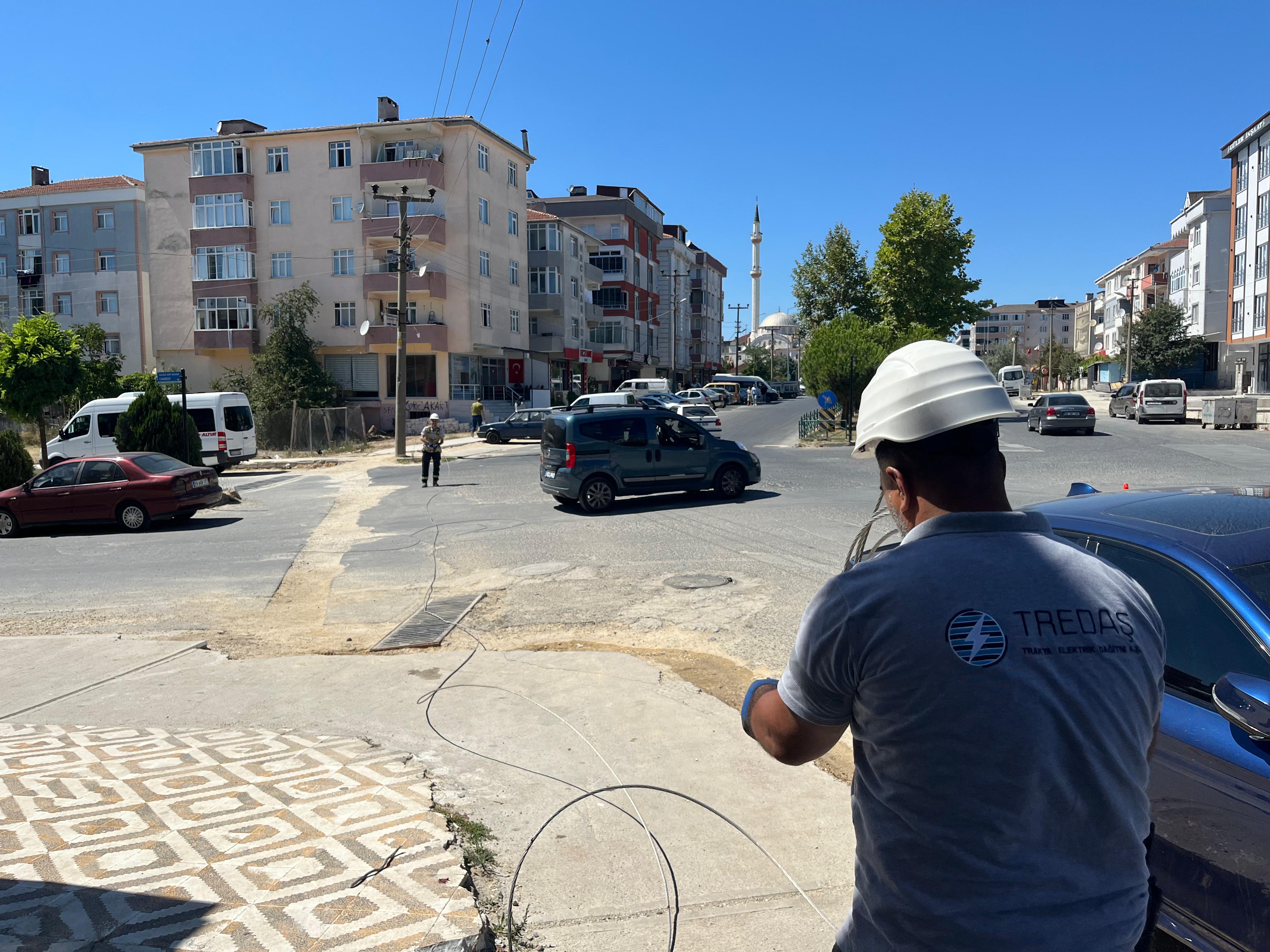 Hafriyat kamyonu elektrik tellerini kopardı