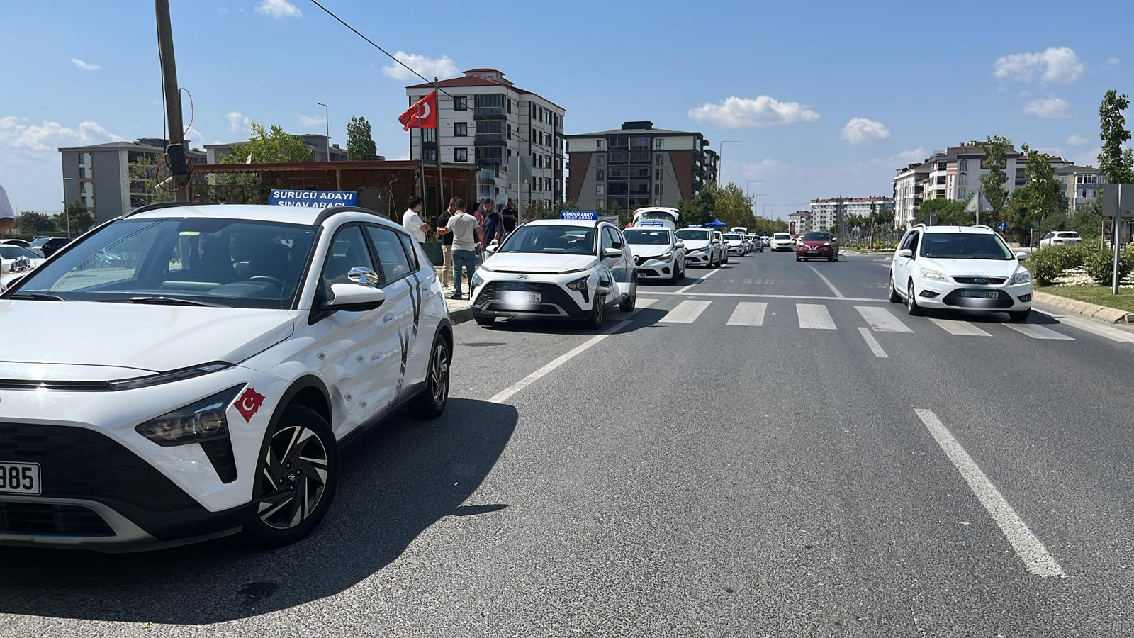 Hem sürücü adayları hem diğer sürücüler tehlikeye davetiye çıkartıyor