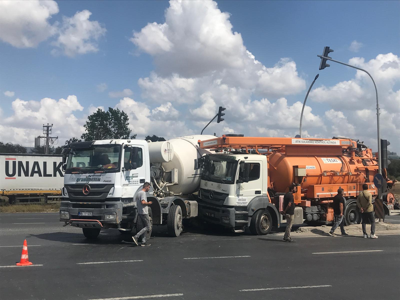 Beton mikseri ile vidanjör çarpıştı