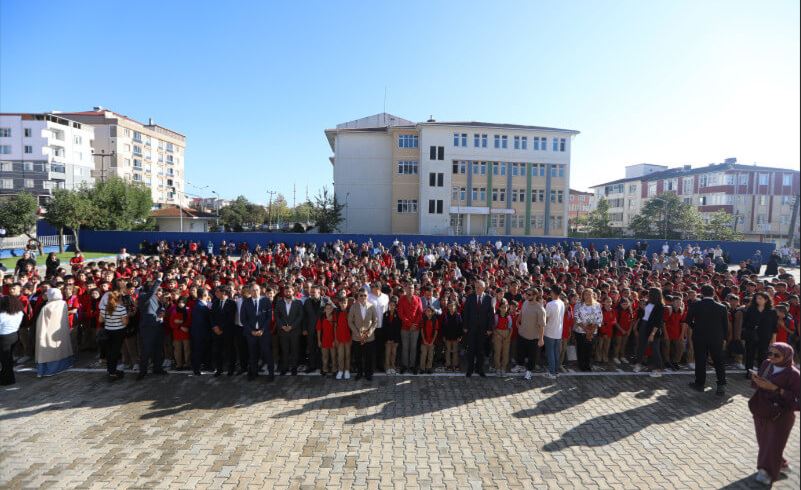 Zeliha Mehmet Tusçuoğlu Ortaokulu’nda ilk ders zili çaldı