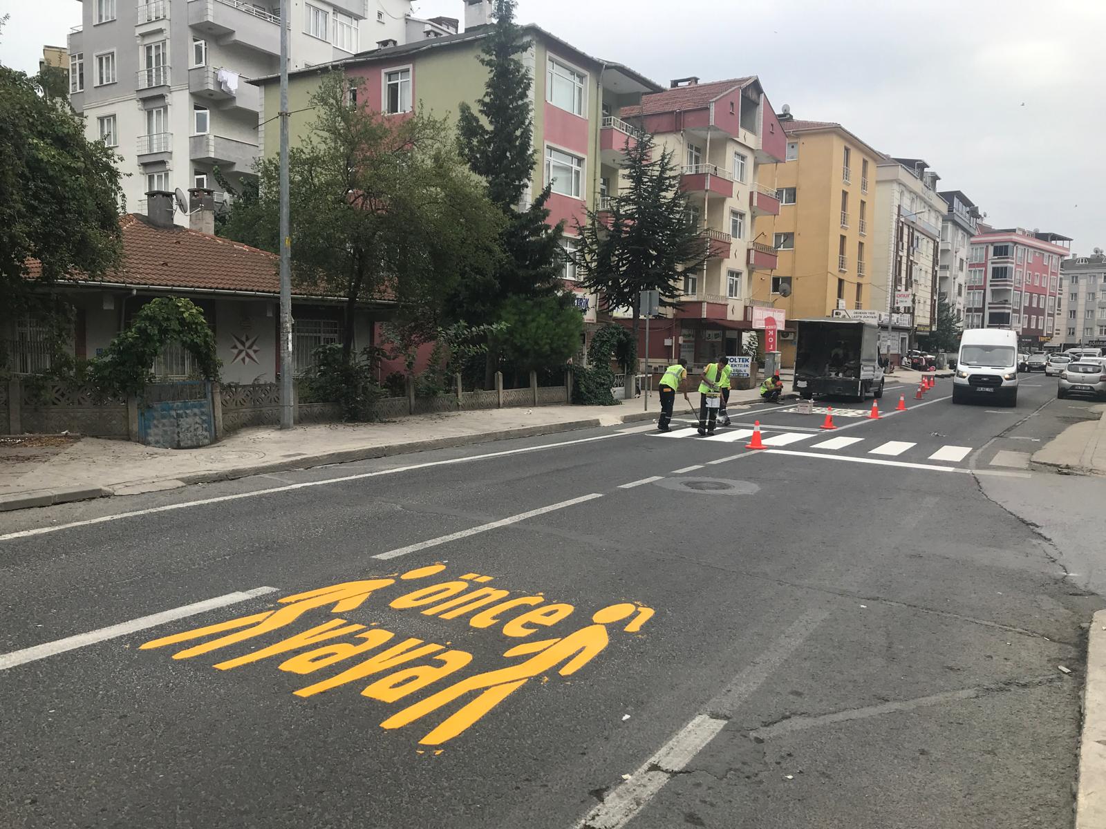 Okul yollarındaki yaya geçitleri yeniden boyanıyor