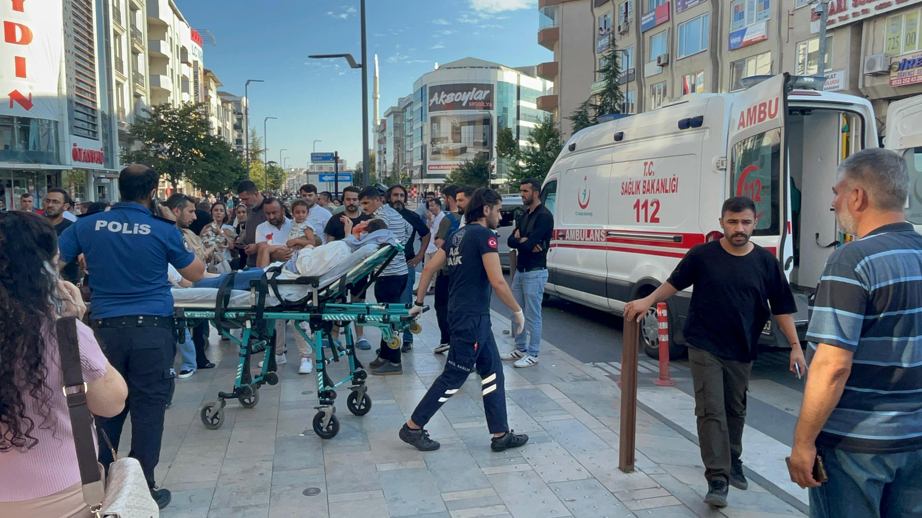 Kafasına beton sıvası düşen kadın ve kızı ölümden döndü