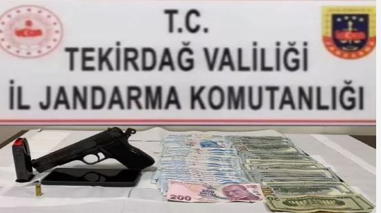 Kendilerini jandarma olarak tanıtıp yaşlı kadının altınlarını çaldılar