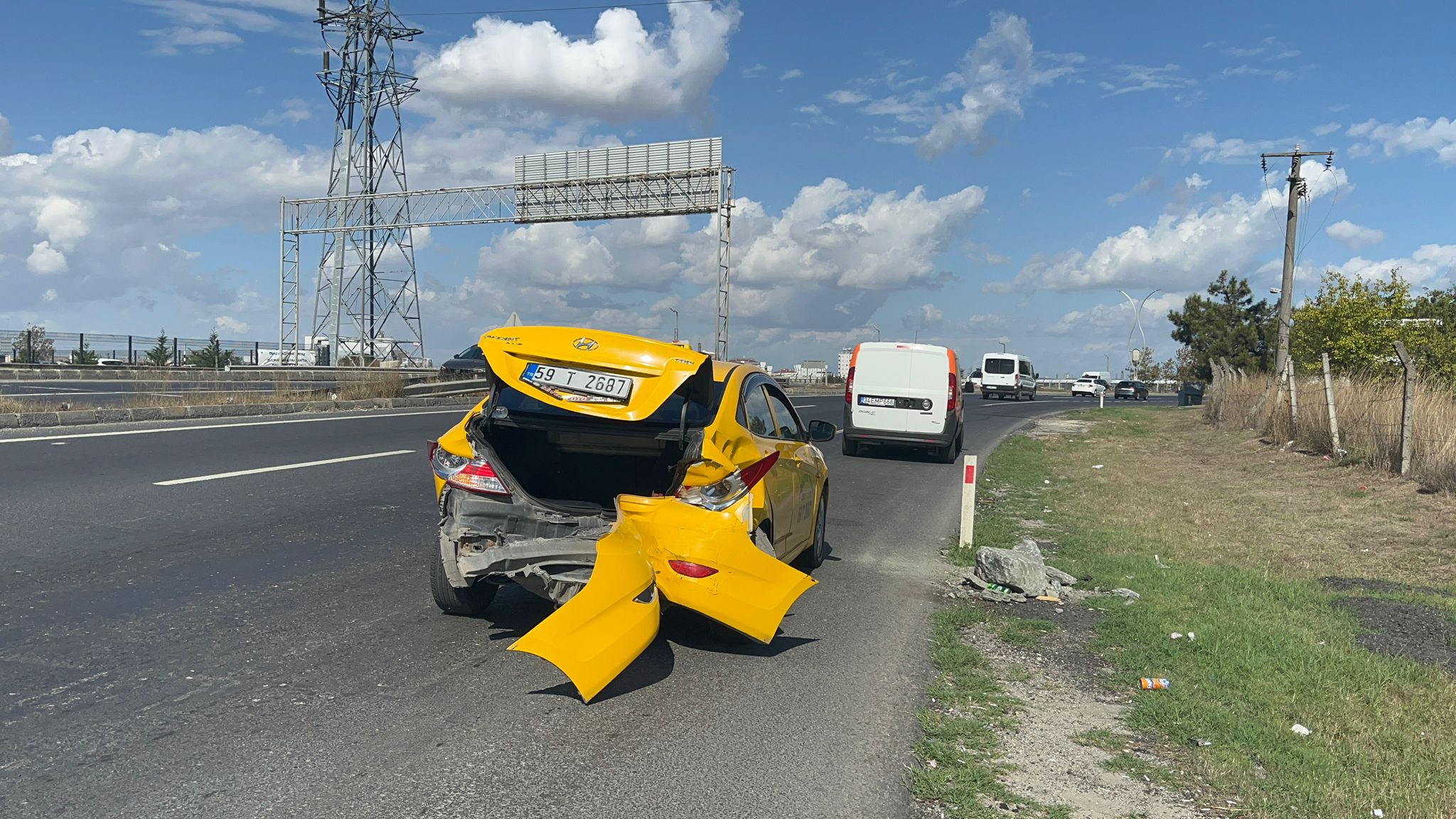 Kırmızı ışıkta bekleyen ticari araca çarptı