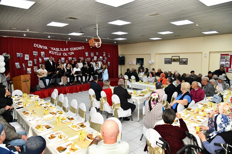 Vali Soytürk, Çorlu Belediyesi Dostlar Korosu konserine ve folklor gösterisine katıldı