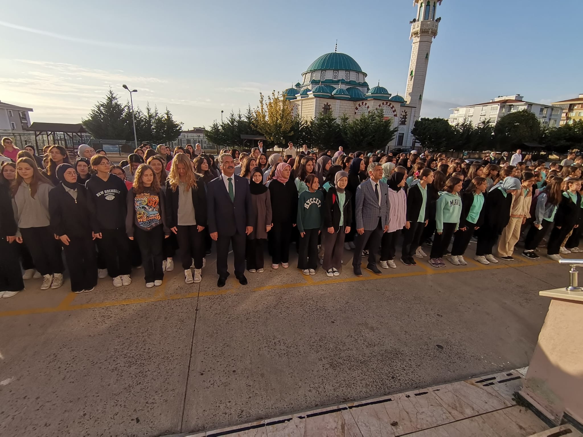 Kaymakam Güler, öğrencilerle Bayrak Töreni’nde bir araya geldi