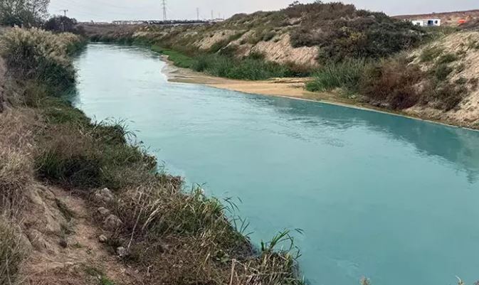 Turkuaz renge bürünen Çorlu Deresi, çevreye ağır kokular yaymaya başladı