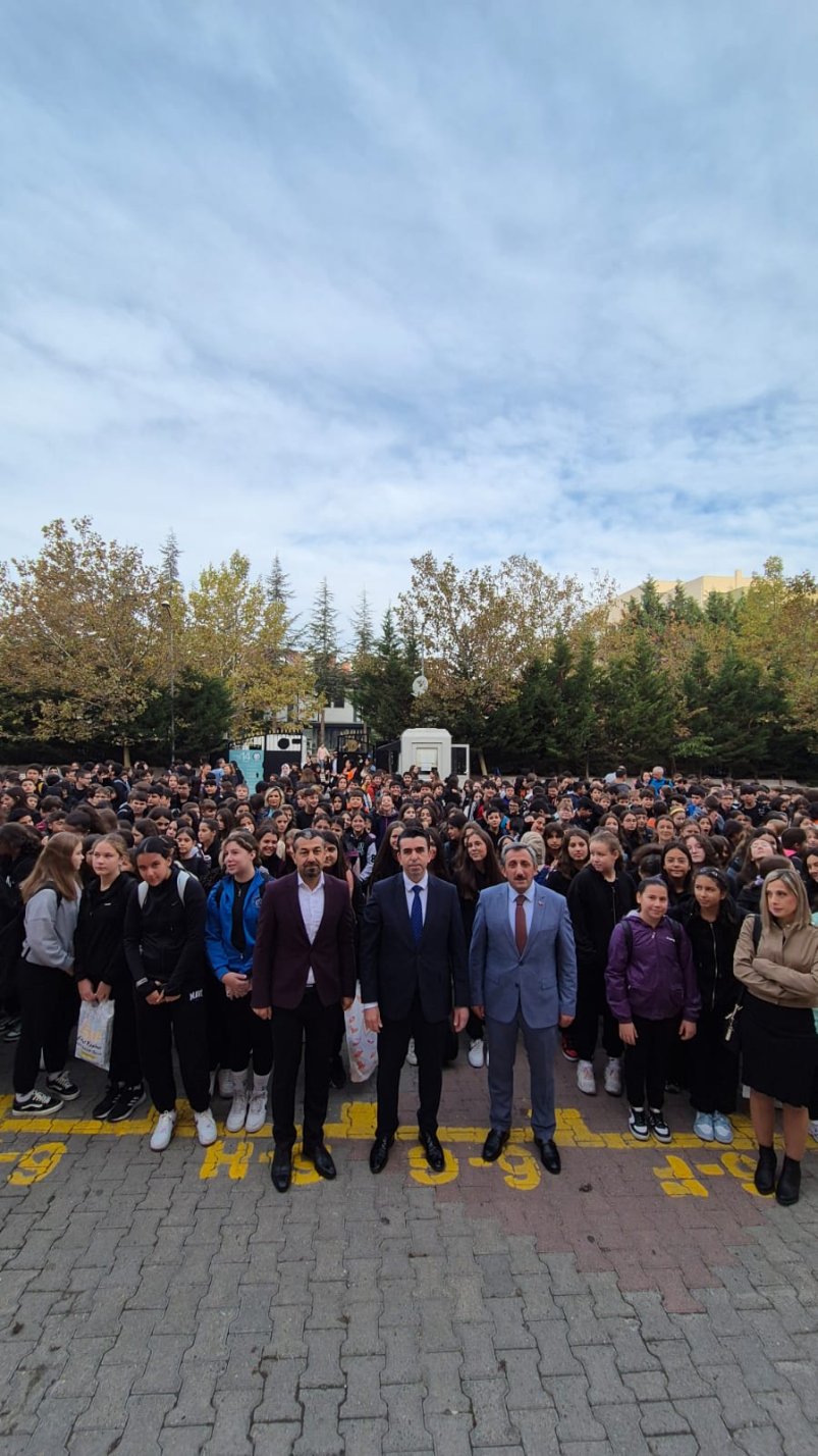 Kaymakam Eren öğrencilerle bayrak töreninde bir araya geldi