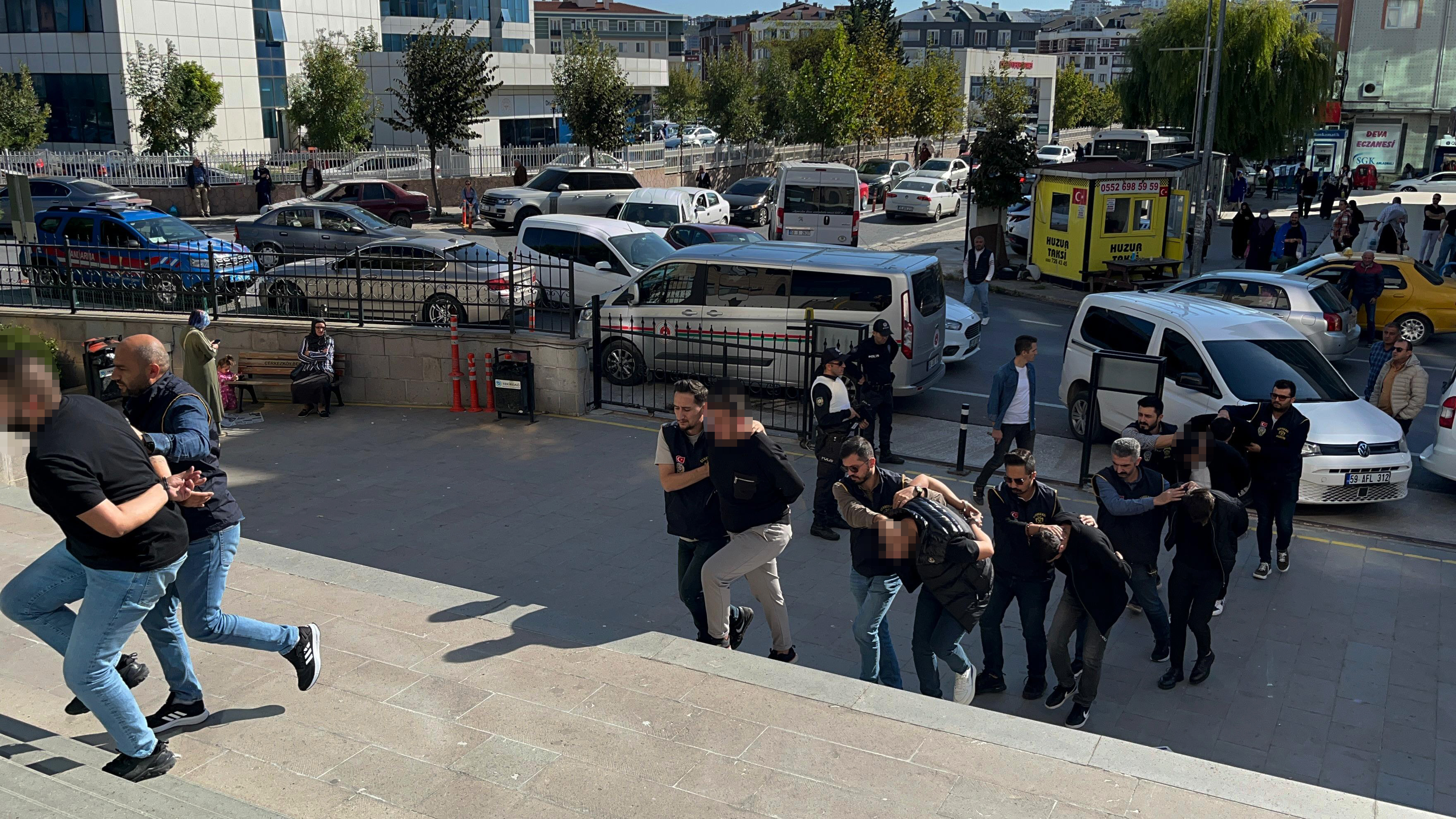 Garsonları tehdit edip, polislere mukavemette bulundular