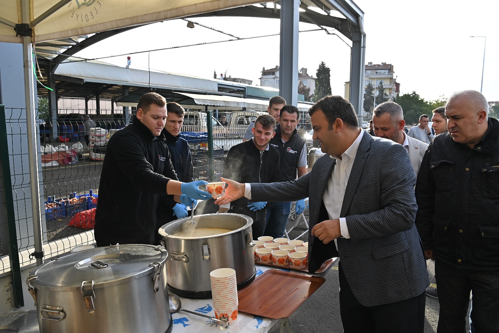 Nallar, pazarcı esnafı ile buluştu