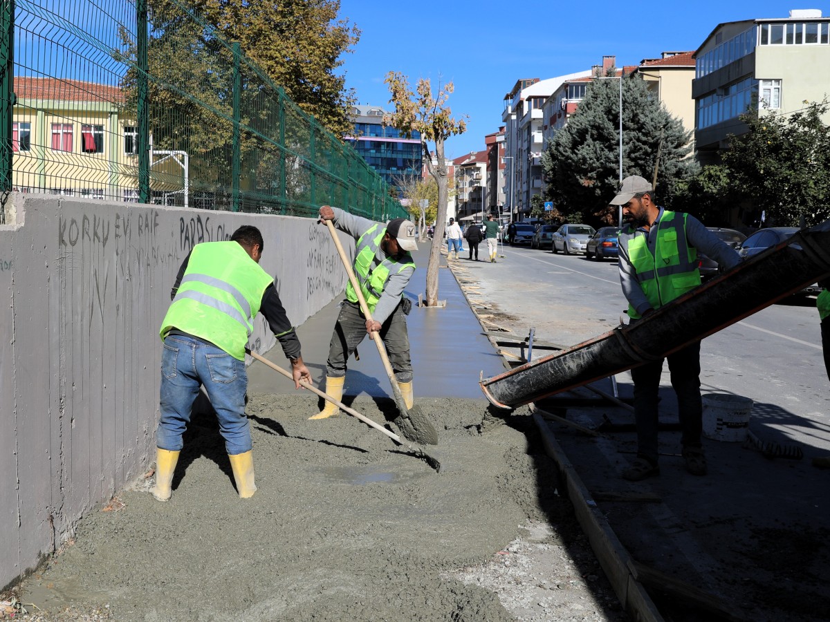 Çerkezköy’de beton kaldırım yapımı çalışmaları sürüyor