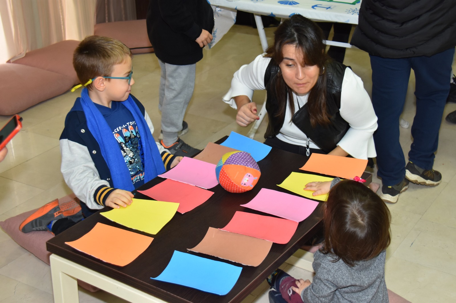 Çocuklar köpük balon gösterisiyle eğlendi 