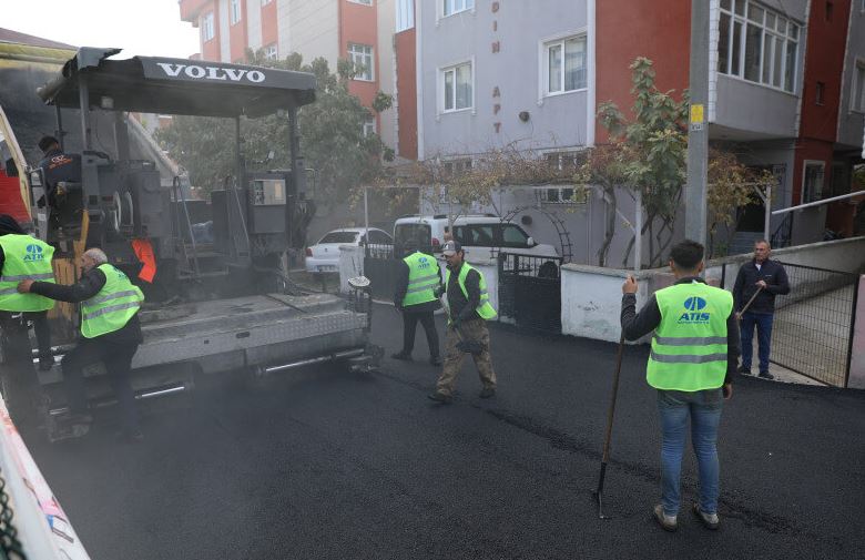 Sıcak asfalt serim ve kilit taş yol çalışmaları devam ediyor