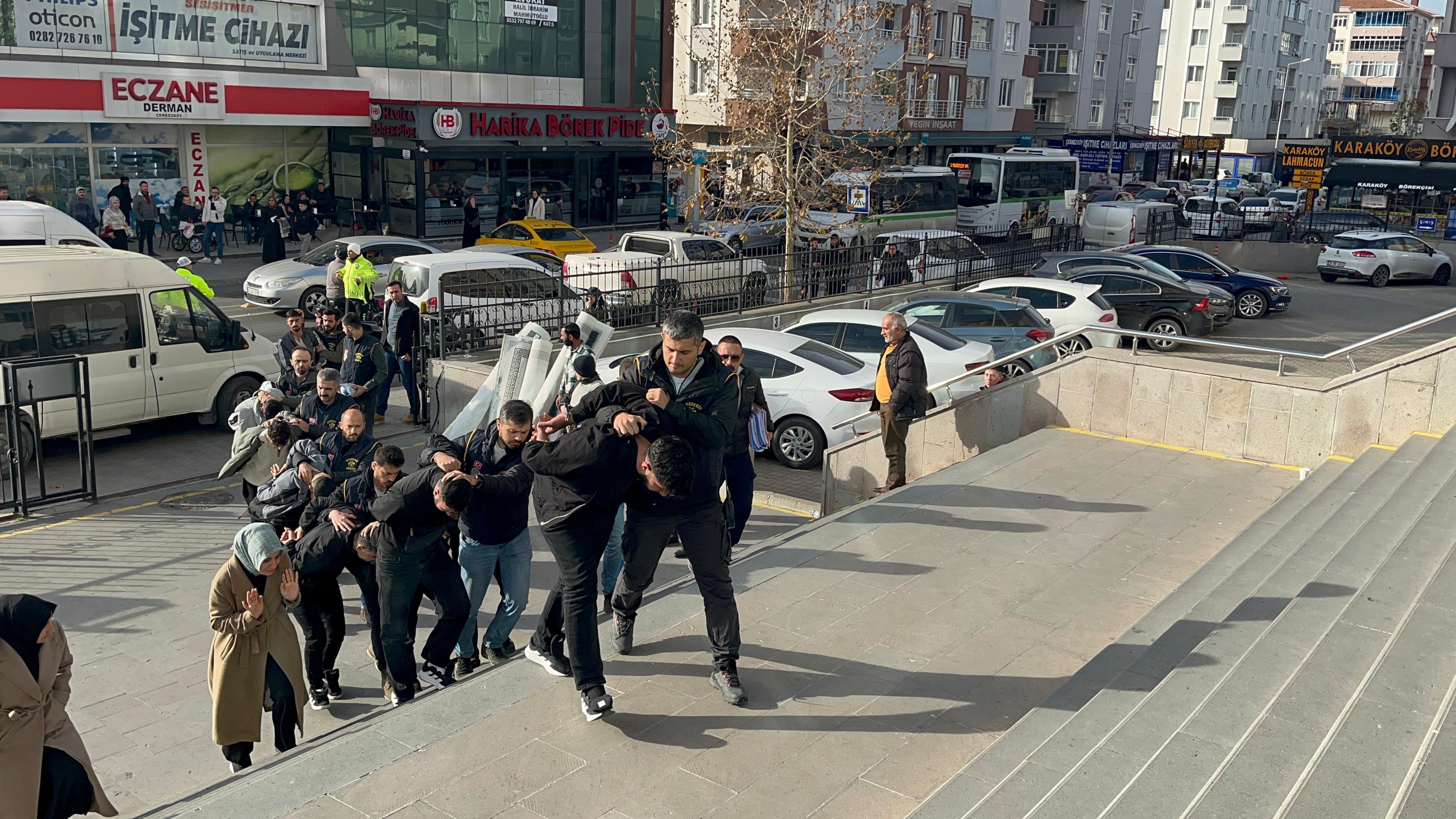 Kendilerini ‘polis’ olarak tanıtıp 25 milyonluk vurgun yaptılar