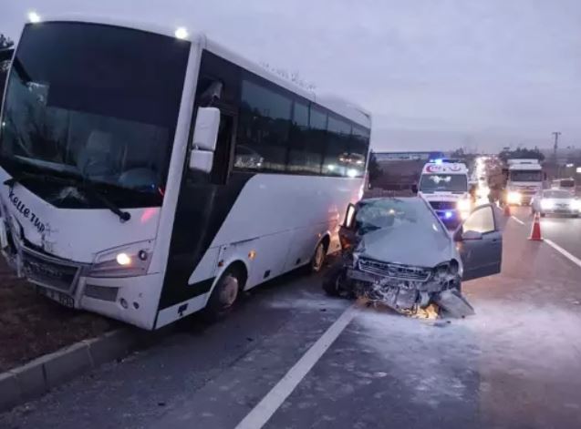 Servis midibüsüyle çarpışan otomobilin sürücüsü hayatını kaybetti