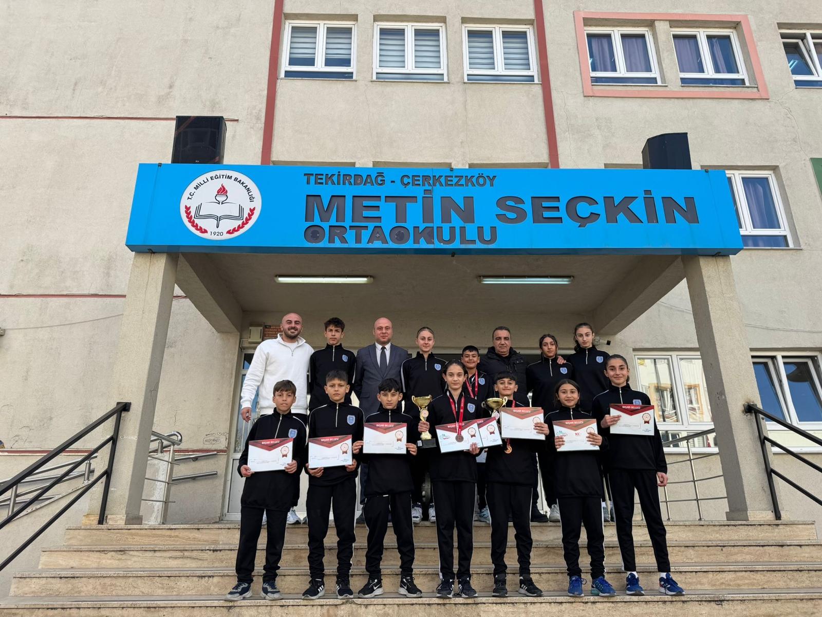 Metin Seçkin Ortaokulu’ndan krosta çifte şampiyonluk