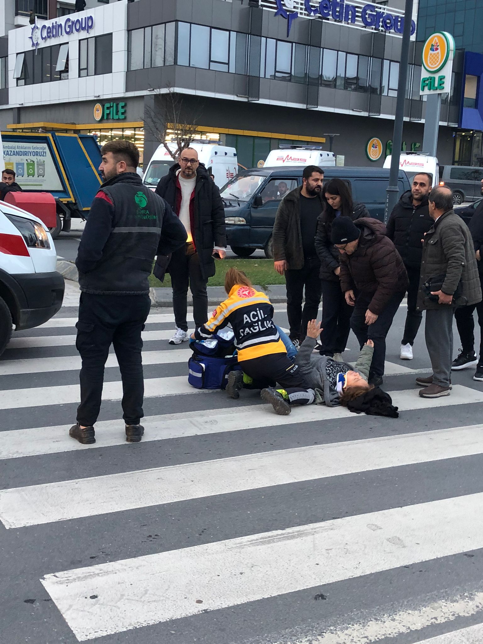 Karşıdan karşıya geçen yayaya otomobil çarptı