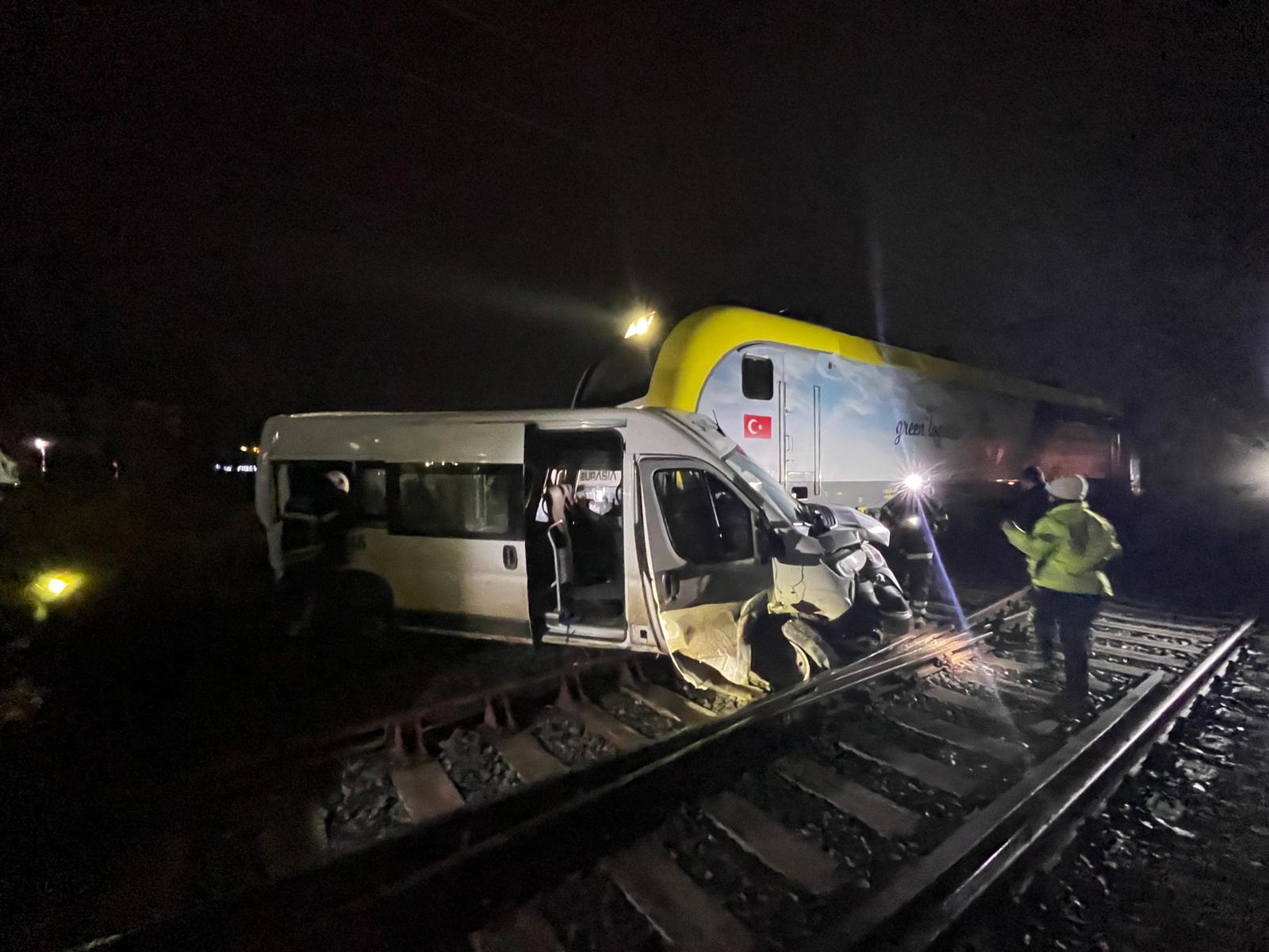 Yük treni yolcu minibüsüne çarptı; 4 yaralı