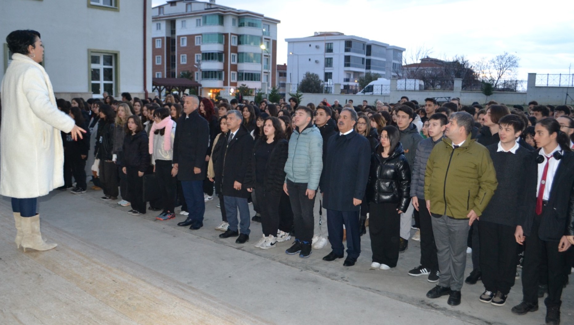 Kaymakam Güler, lise öğrencileriyle bayrak töreninde buluştu 