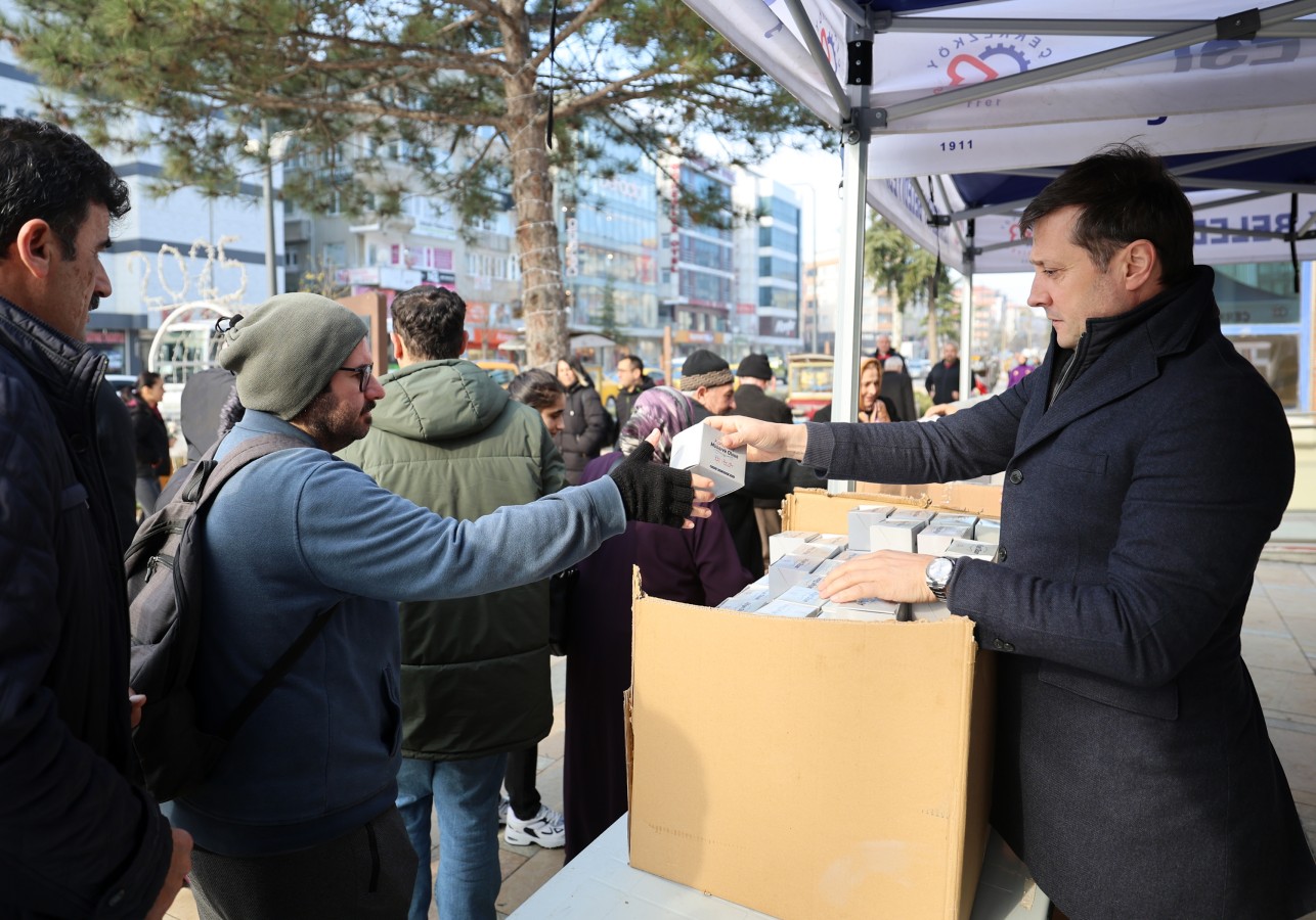 Belediye kandil simidi dağıttı