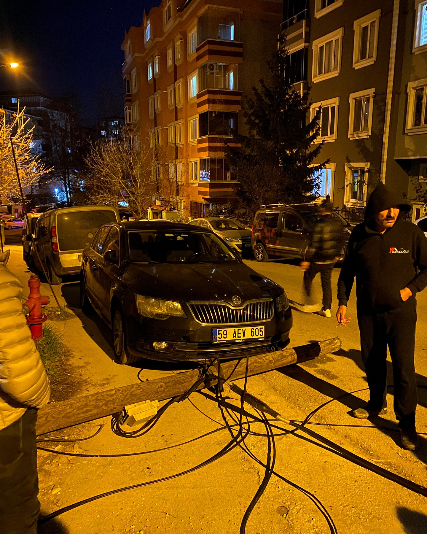 Kamyonun yıktığı direk otomobilin üzerine düştü