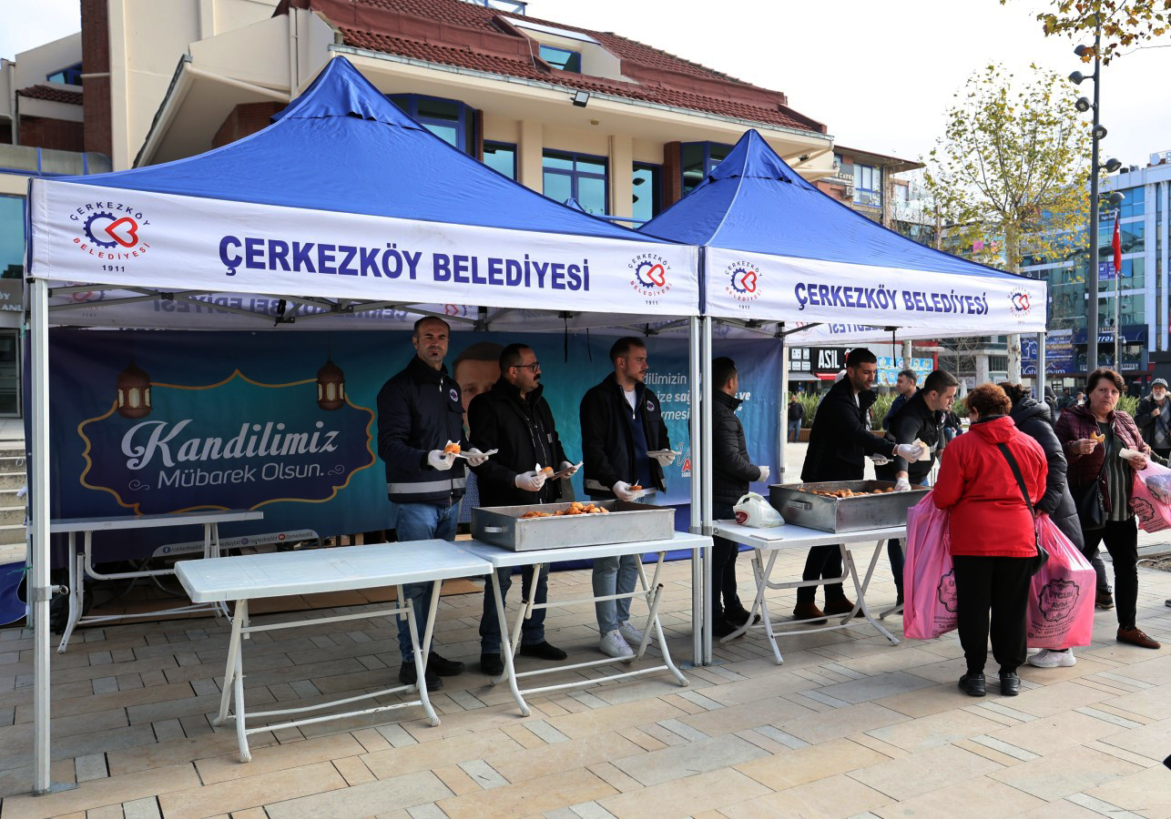 Belediye kandilde ‘pişi’ dağıttı 