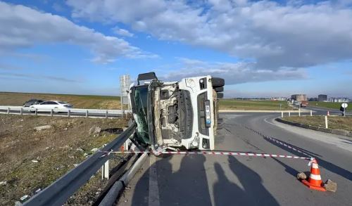 Devrilen TIR’ın sürücüsü yaralandı 