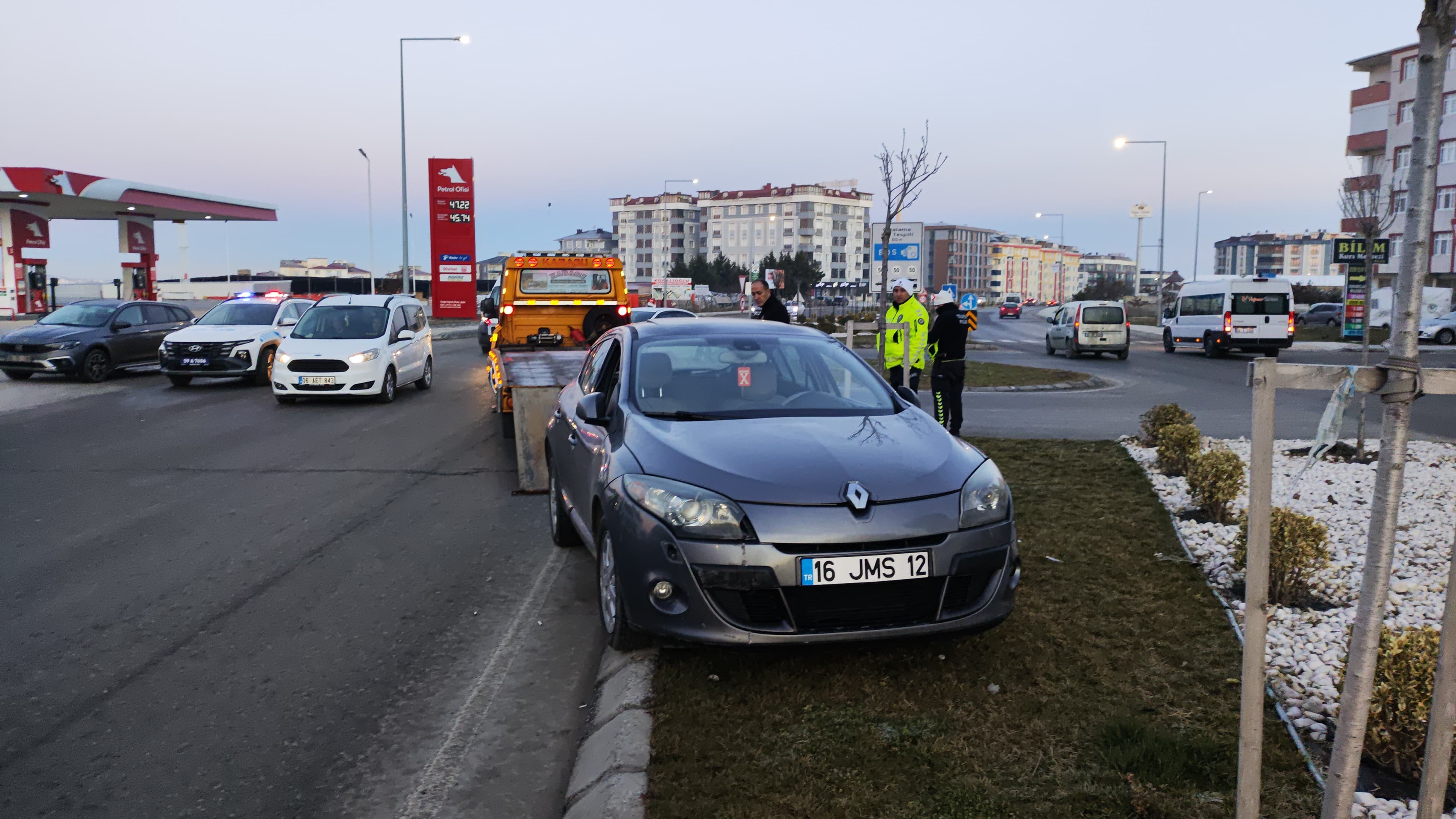 Kontrolden çıkan araç orta refüje çıktı