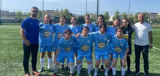 Kapaklı Gazi Ortaokulu Yıldız Kızlar Takımı ilk maçında galip 