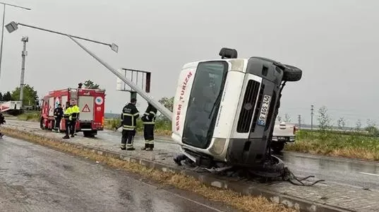 Lastiği patlayan servis minibüsü devrildi; 7 yaralı 